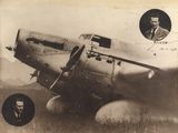 une vieille photo d'un homme debout devant un avion