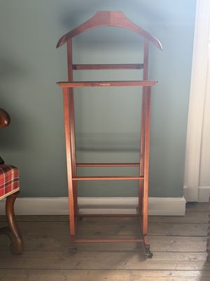 un porte-manteau et une chaise dans un coin de la pièce