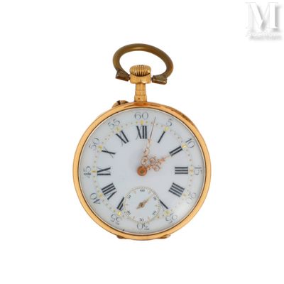 une montre de poche en or avec des chiffres romains sur le cadran