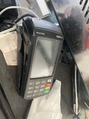 un téléphone portable posé sur une table
