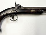 une vieille arme exposée sur un mur