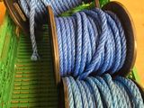 un tas de corde bleue dans un panier vert