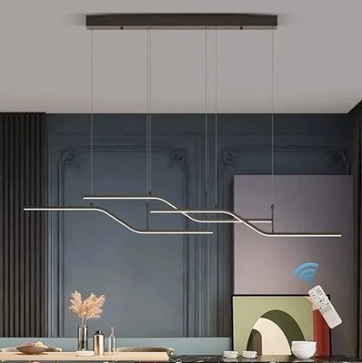 une cuisine avec une table et des chaises