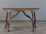 une petite table avec un plateau en bois sur un sol en béton
