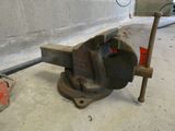 a viset that is sitting on the ground next to a wall