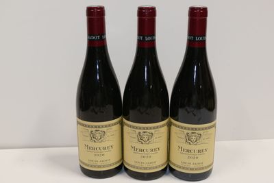 trois bouteilles de vin rouge sont posées sur une table blanche