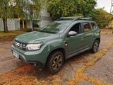 une voiture verte garée sur le bord de la route