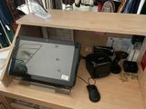 un ordinateur portable posé sur un bureau en bois
