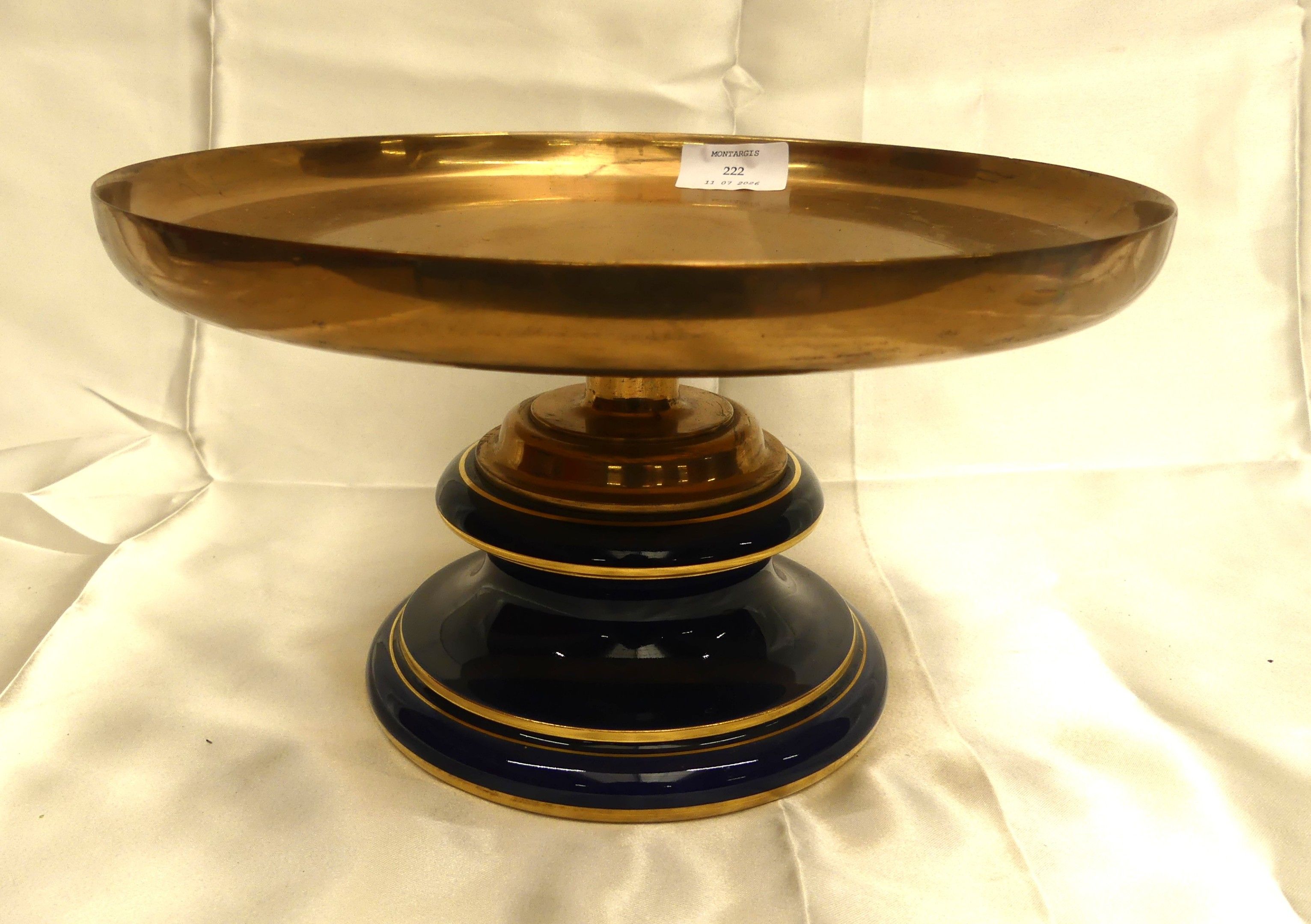 SEVRES Un compotier sur piédouche en bleu de Sèvres, coupe en métal. Monogrammé, Millésime 1886 H. : 14.5cm Diam. : 2...