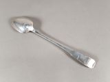 une cuillère en argent avec un manche de cuillère sur une table