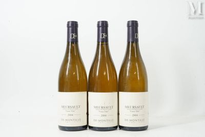 trois bouteilles de vin posées sur une table l'une à côté de l'autre