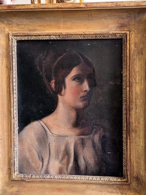 portrait d'une femme en robe blanche dans un cadre doré
