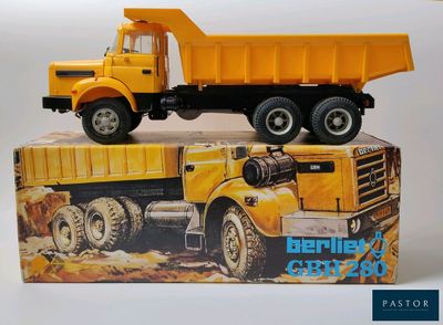 un camion jouet posé sur une boîte