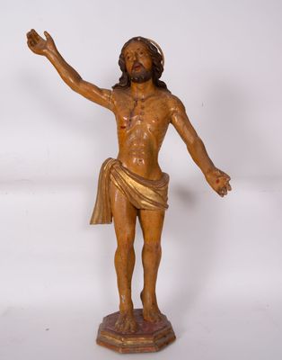statue en bois représentant Jésus sur la croix, avec un tissu drapé autour de la taille