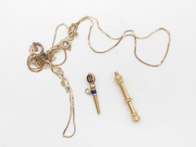 un collier en or orné d'une perle bleue