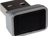 une image montrant un gros plan d'un périphérique USB sur fond blanc