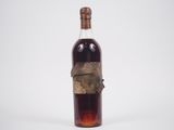 une image représentant une bouteille d'alcool avec un bouchon à l'intérieur