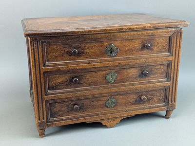 Commode de maîtrise en noyer formant coffre et simulant en façade troi