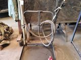 une machine posée sur le sol d'une pièce