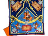 foulard en soie bleu et orange représentant un homme à cheval