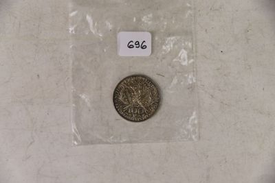 une petite pièce de monnaie dans un sac en plastique posé sur une table