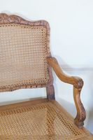 Paire de fauteuils cannés en hêtre finement sculptés à motif… (photo 4)