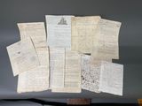 une pile de vieux papiers posée sur une table