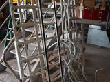 un homme qui se tient à côté d'un escalier