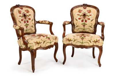 paire de fauteuils de style Louis XV aux accoudoirs rembourrés d'un motif floral