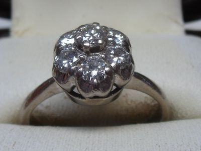 Bague en or blanc 18K, sertie d’un diamant central entouré d…