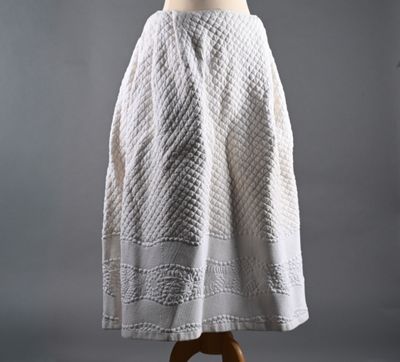 une jupe blanche sur un mannequin, un mannequin, un mannequin, un mannequin, un mannequin, un mannequin, un mannequin, un mannequin, un mannequin