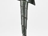statue d'un homme coiffé d'un chapeau, posée sur un socle en marbre