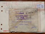 une feuille de papier posée sur une autre feuille de papier