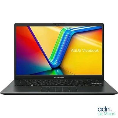 L'ordinateur portable ASUS est allumé et prêt à l'emploi.