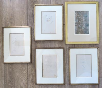 quatre photos encadrées représentant un chat assis sur un parquet, près d'un mur