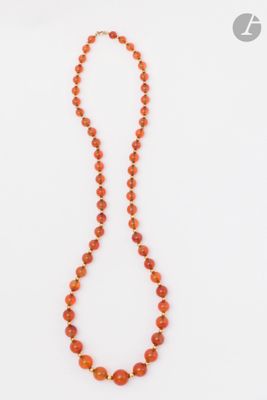 un collier de perles orange sur fond blanc