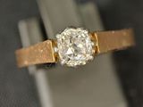 une bague sertie d'un diamant posée sur un livre