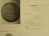 une photo d'une photo d'une pièce de monnaie posée sur une table
