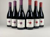 six bouteilles de vin alignées sur une table
