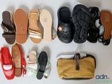 plusieurs paires de chaussures et un sac à main par terre