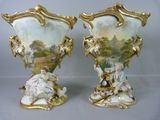 une paire de vases anciens en porcelaine, ornés de figures, posés sur une table