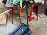 une petite table sur laquelle sont posés des outils, dans un garage