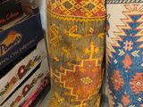 deux vases placés l'un à côté de l'autre sur le sol