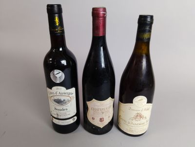 trois bouteilles de vin posées sur une table, l'une à côté de l'autre