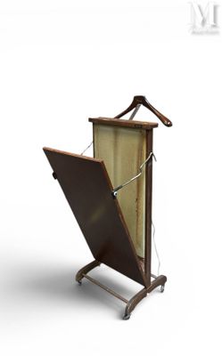 une image représentant un portant à vêtements en bois muni d'un cintre