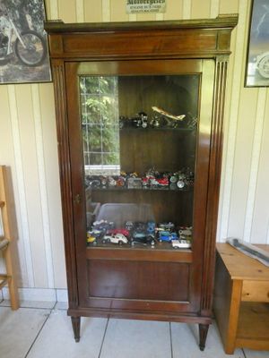 Vitrine en acajou, montants à cannelures, dessus marbre cern…