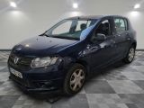 la petite voiture bleue est garée dans une pièce au sol à carreaux