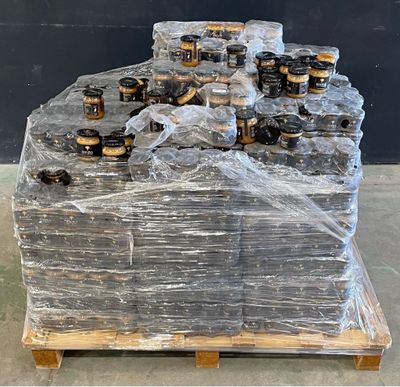 une palette remplie de bouteilles de bière posée sur une palette