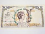 une photo d'un billet de banque sur laquelle figure une femme tenant une plante