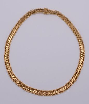 un collier à chaîne en or muni d'un fermoir